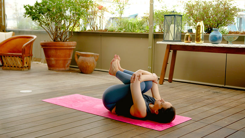 Video yoga flows before bed